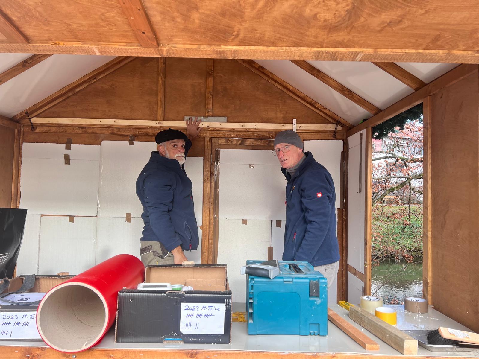 Aufbau der Hütte für die Tombola